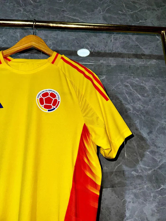 CAMISETA DE LA SELECCIÓN DE COLOMBIA 2024/2025 + REGALO EXCLUSIVO